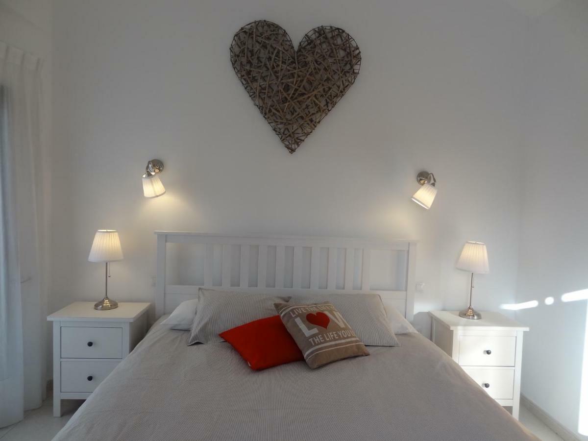 Habitación con cama extragrande y vistas a la piscina