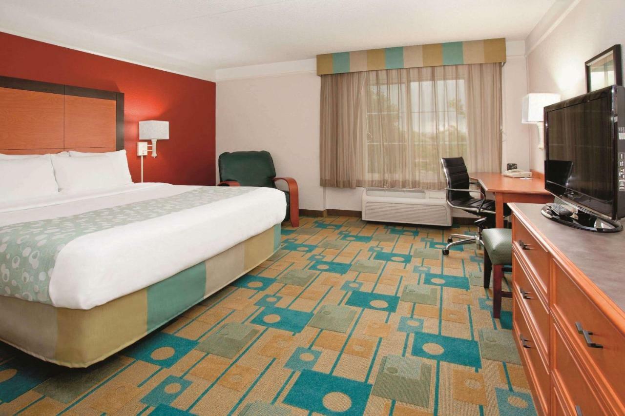 King Room with Bath Tub - Mobility Accessible/Non-Smoking
