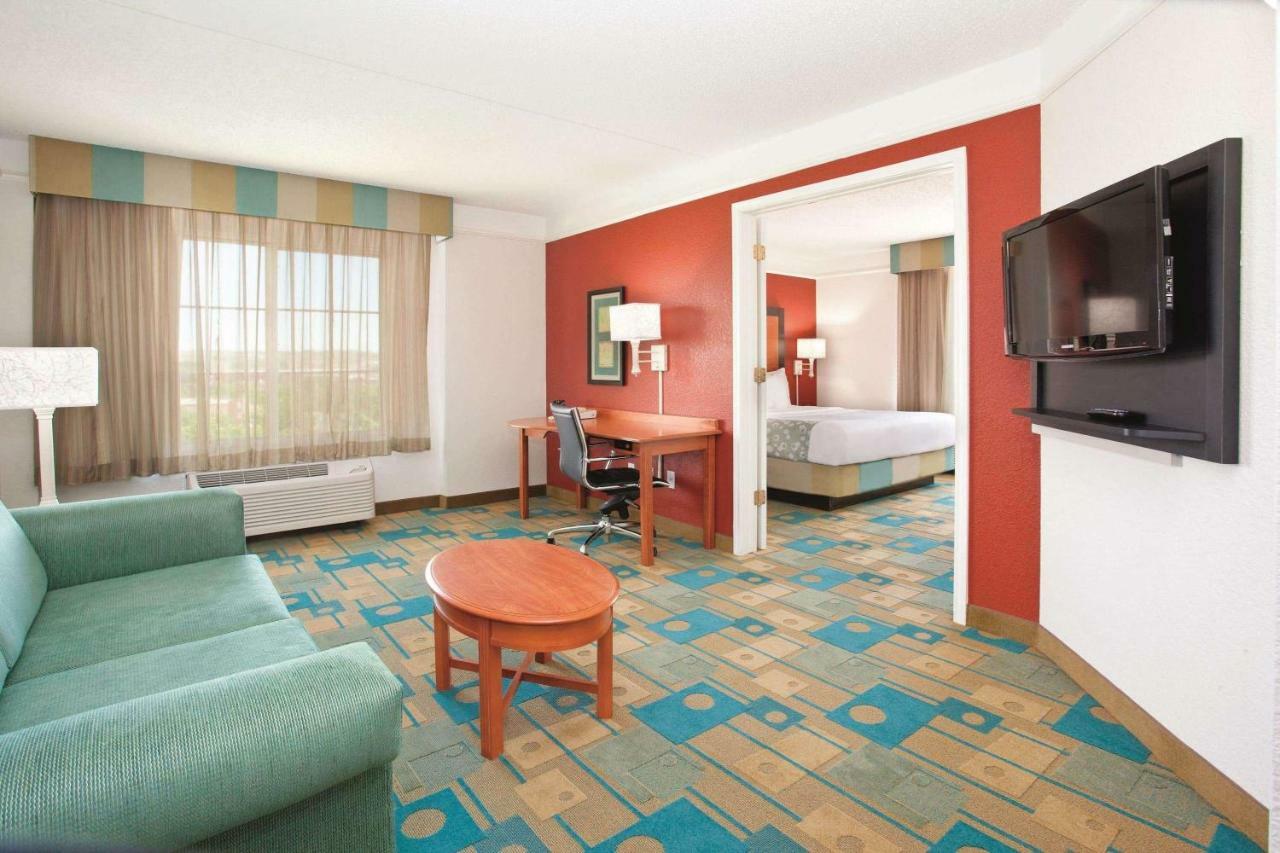 King Suite with Pool View - Non-Smoking