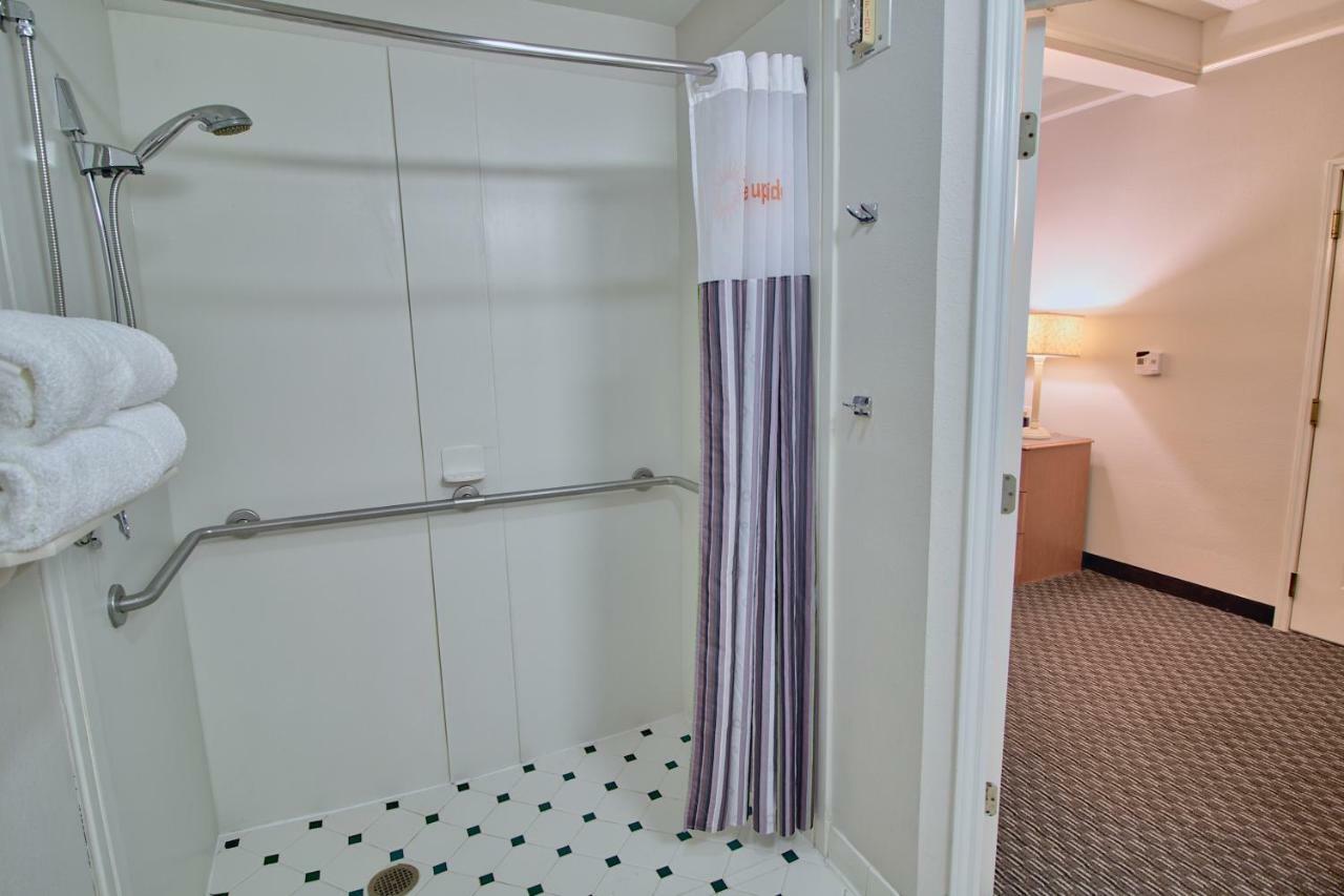 Quarto deluxe com 2 camas de casal e banheira com barras de apoio - Acessível para pessoas com mobilidade reduzida e deficientes auditivos