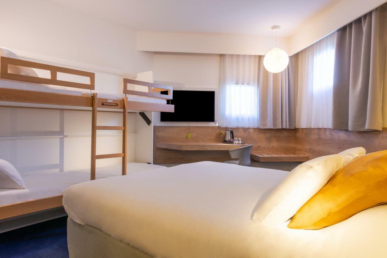 Chambre Standard - 1 Lit Double et 2 Lits Simples