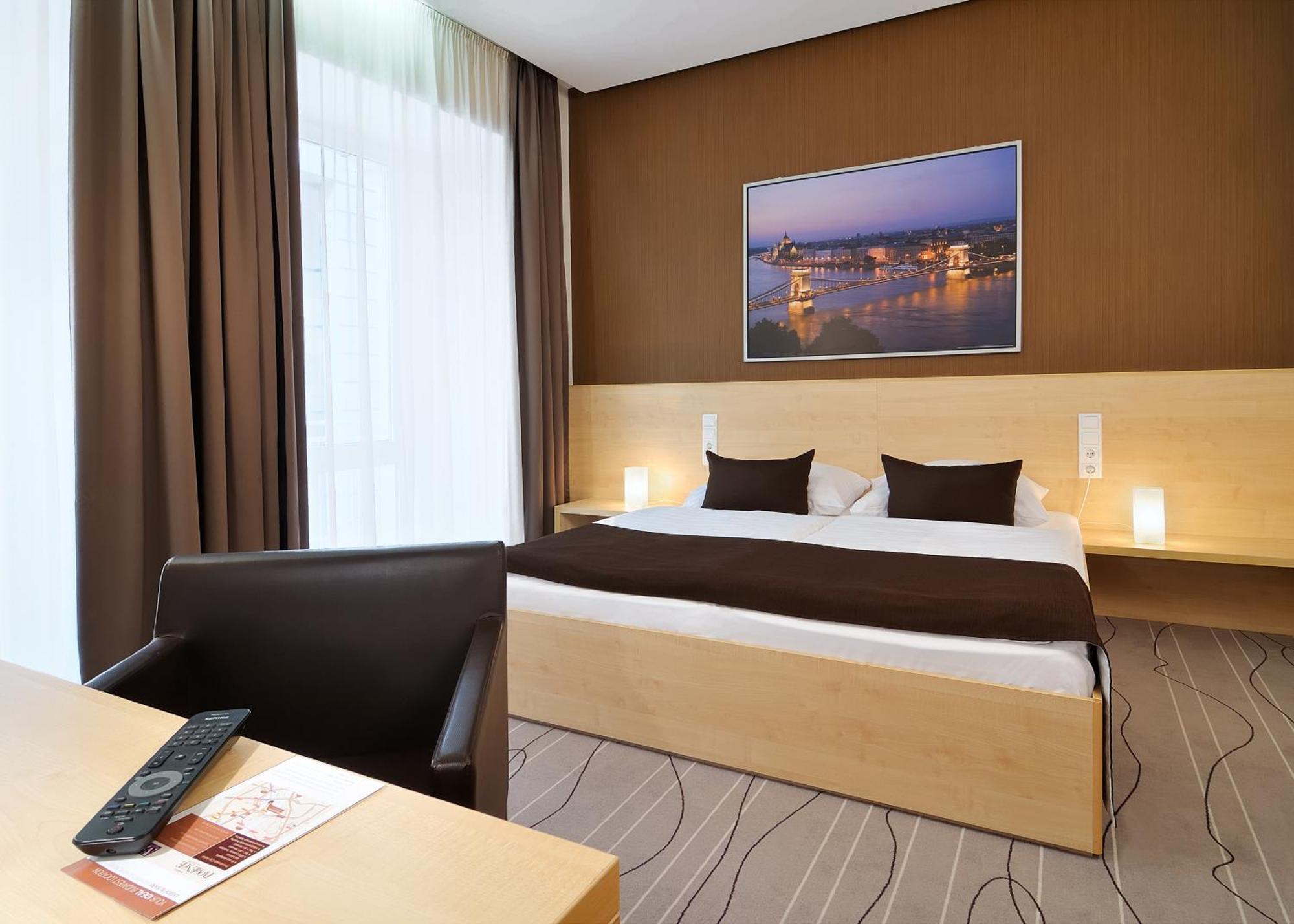 Quarto com Cama de Casal ou 2 de Solteiro