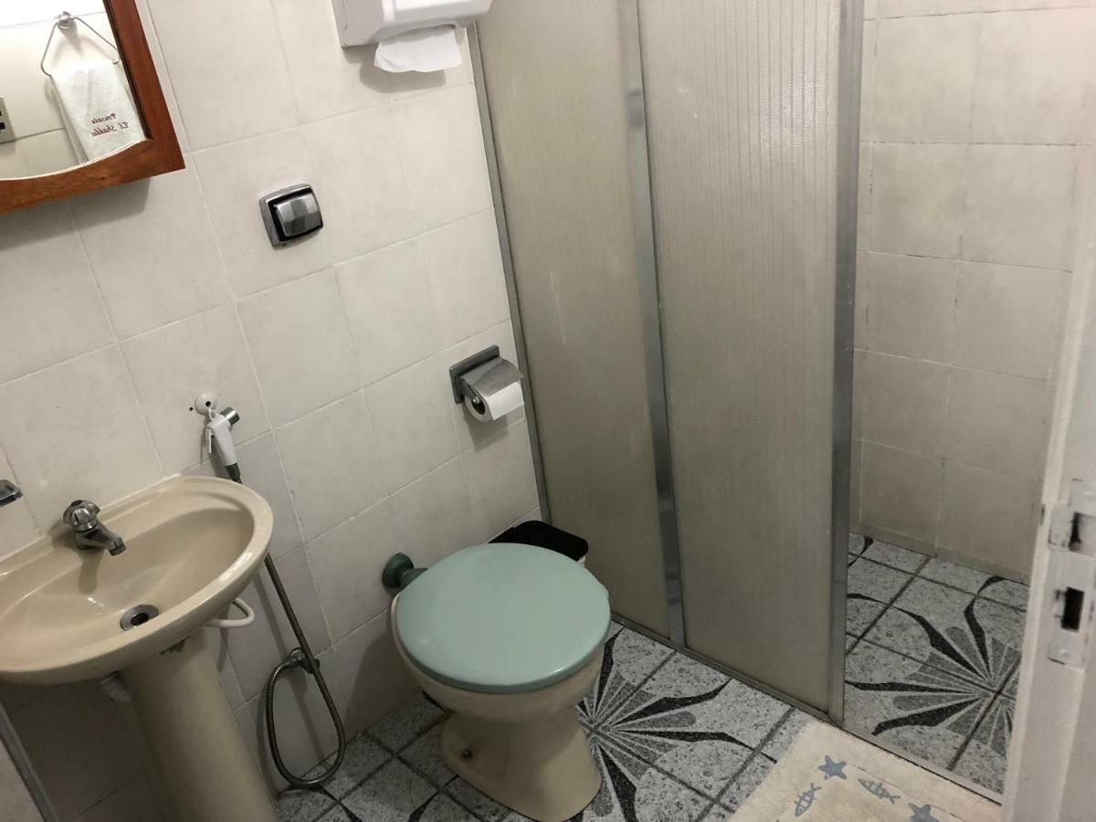 Quarto com 2 Camas de Solteiro e Banheiro Compartilhado