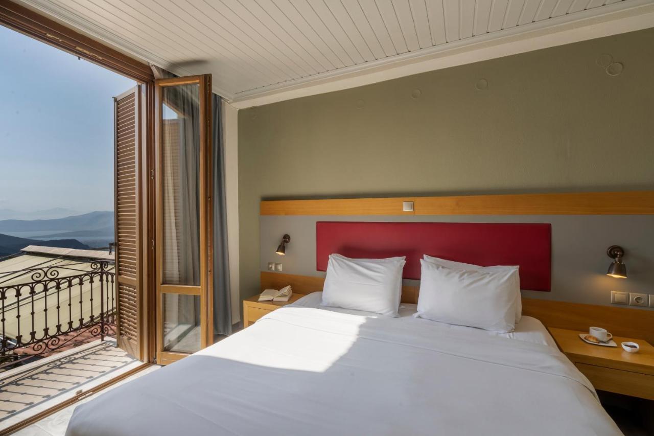 Deluxe Room with Sea View (1-4 Adults),399304104:JPEG