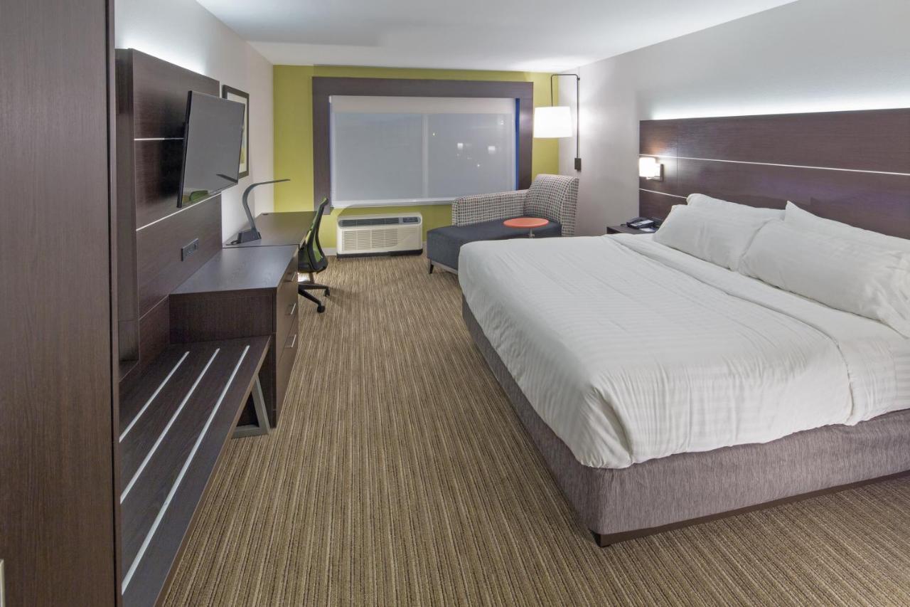 Standard King Room with Mobility Accessible Tub