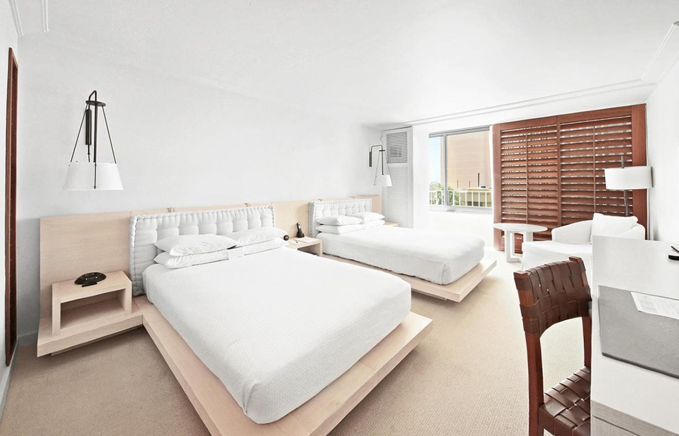 Doppelzimmer mit 2 Doppelbetten und Stadtblick