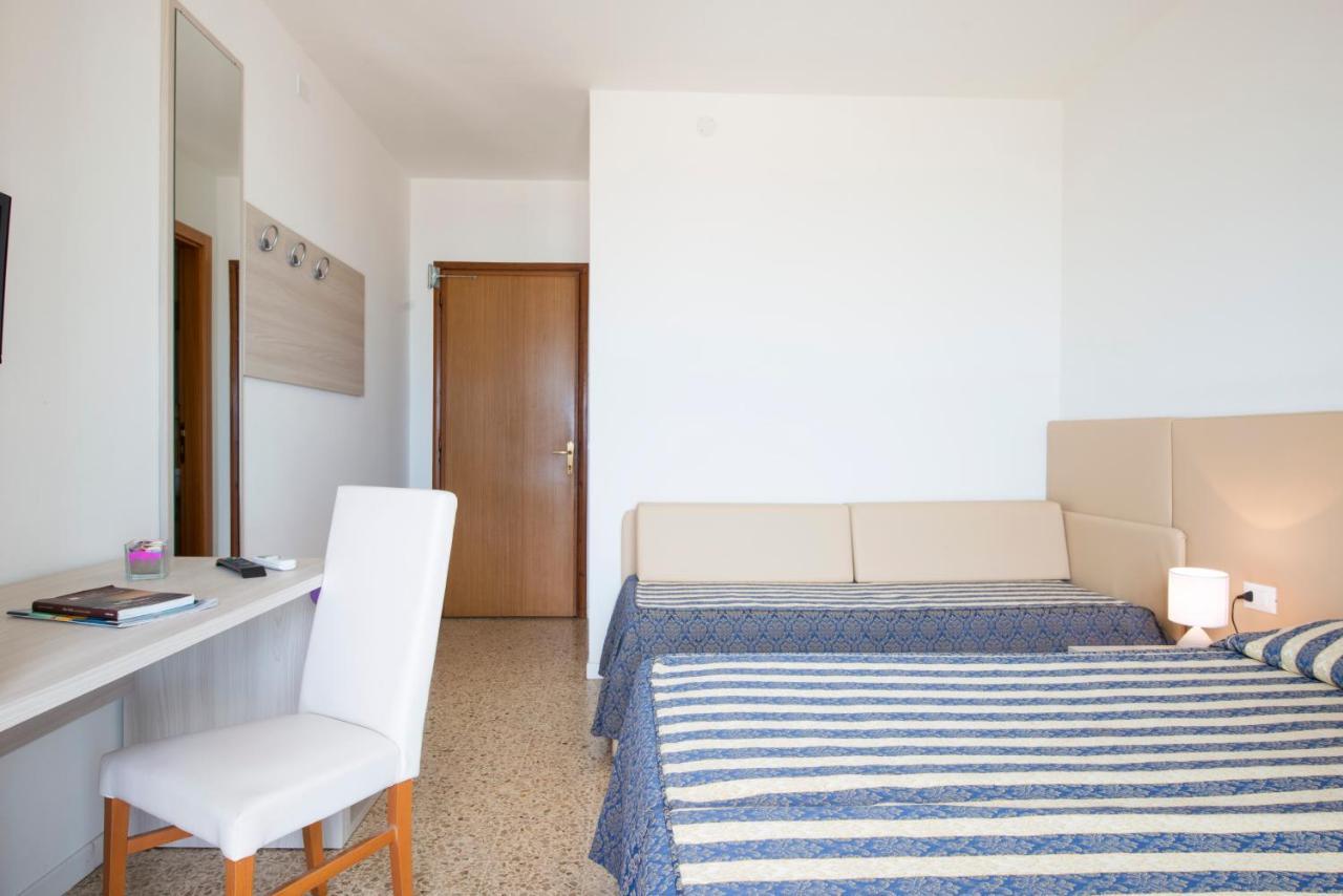 Familienzimmer (2 Erwachsene + 2 Kinder) mit Balkon und Meerblick