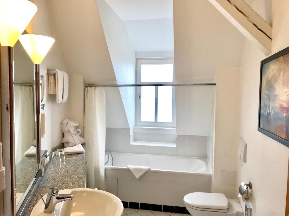 Suite mit Kingsize-Bett, separatem Wohnbereich und Panoramablick