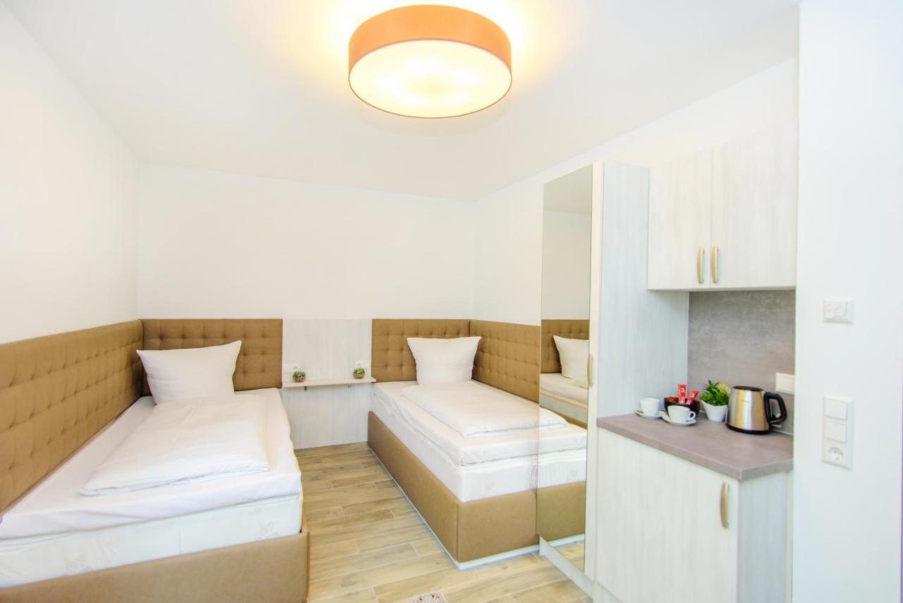 Zweibettzimmer mit Dusche