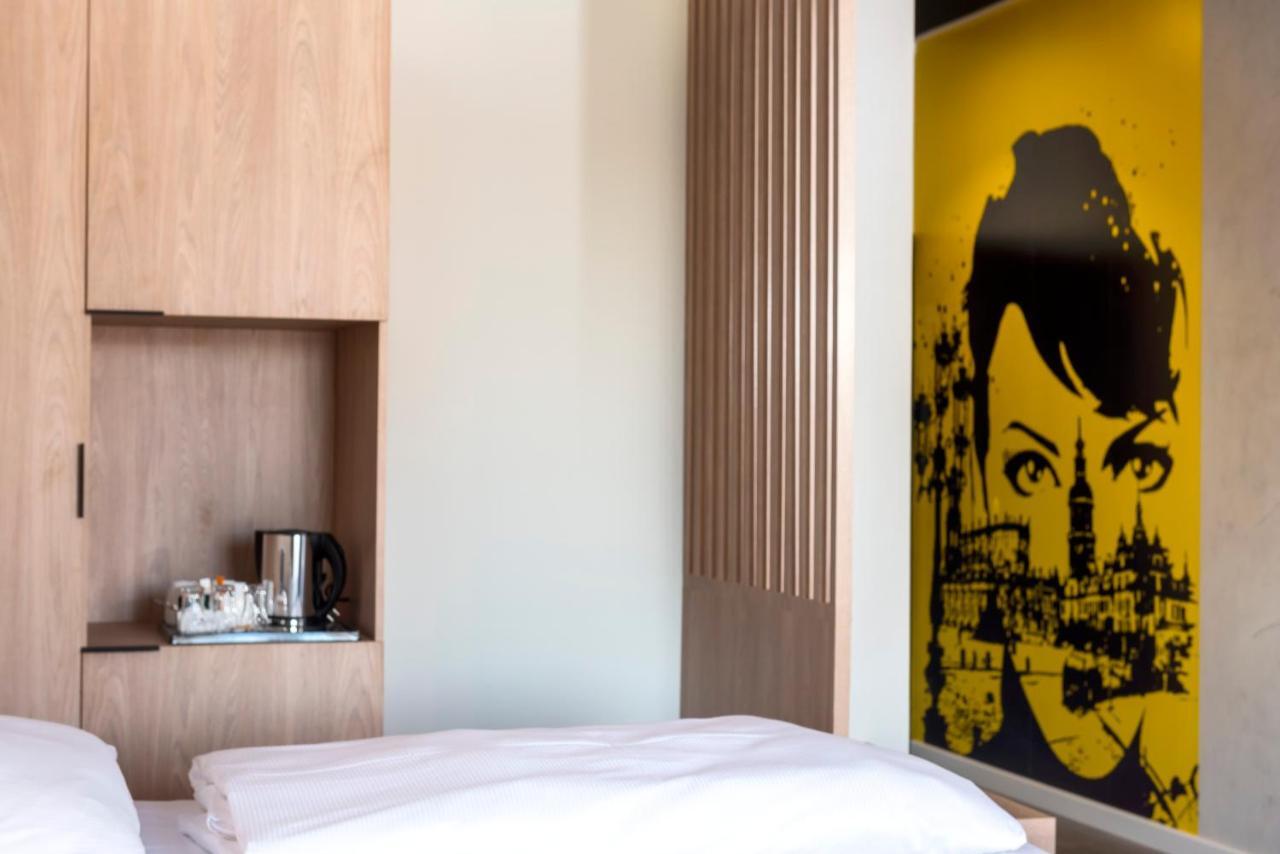 Dreibettzimmer mit 1 Doppelbett und 1 Einzelbett