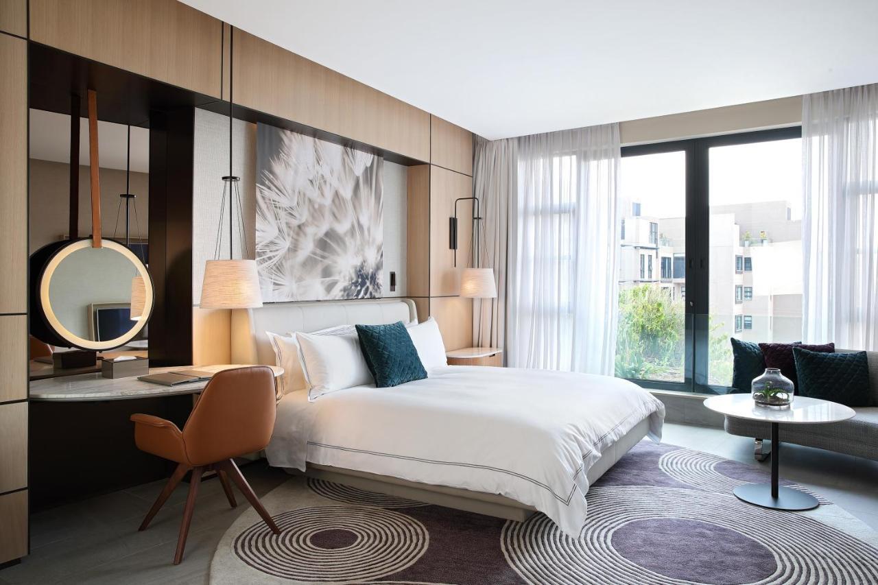 Zimmer mit Kingsize-Bett