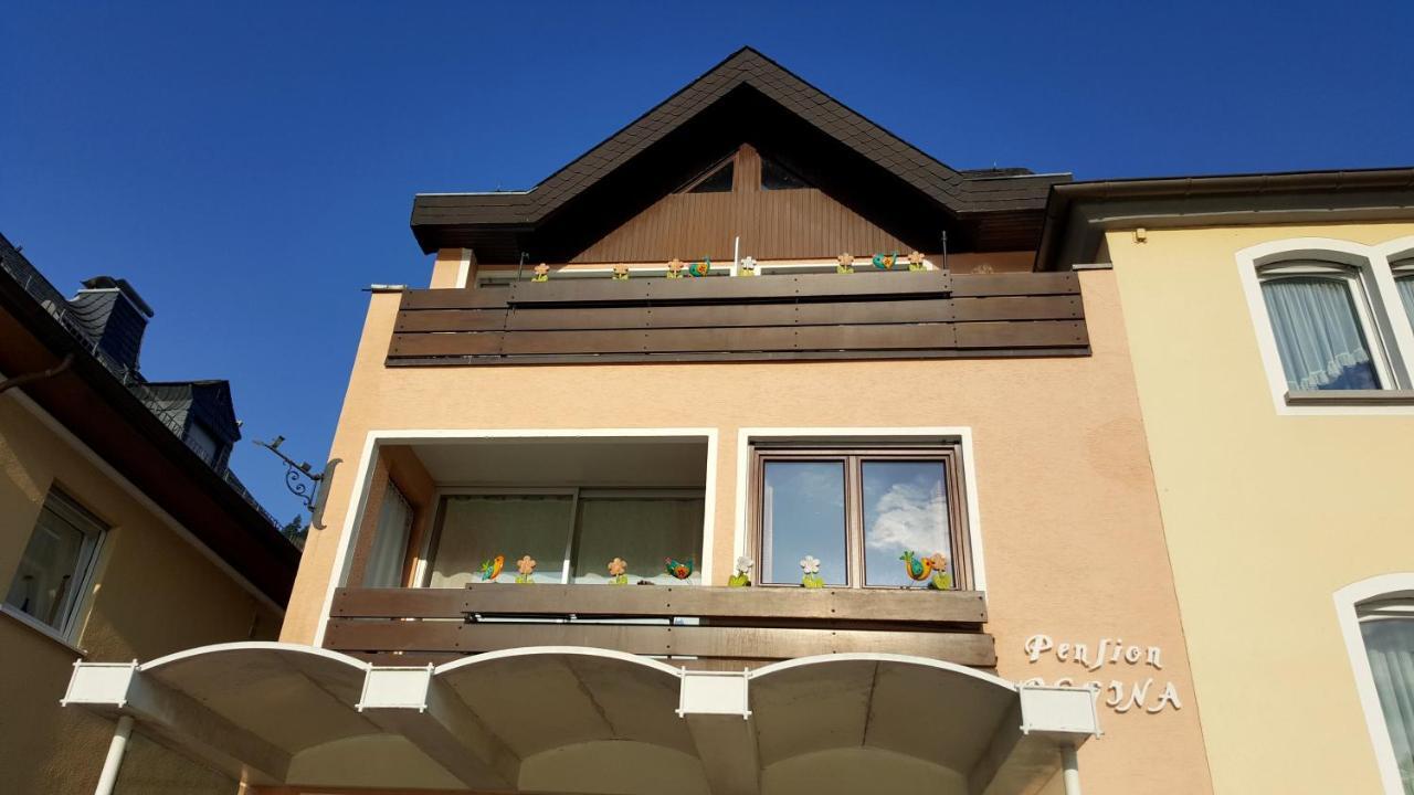 Zimmer mit Kingsize-Bett und Balkon
