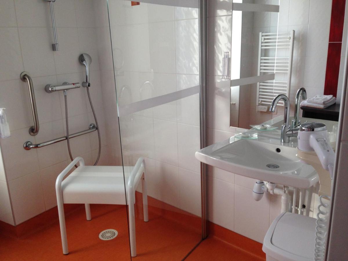 Chambre Triple - Accessible aux Personnes à Mobilité Réduite
