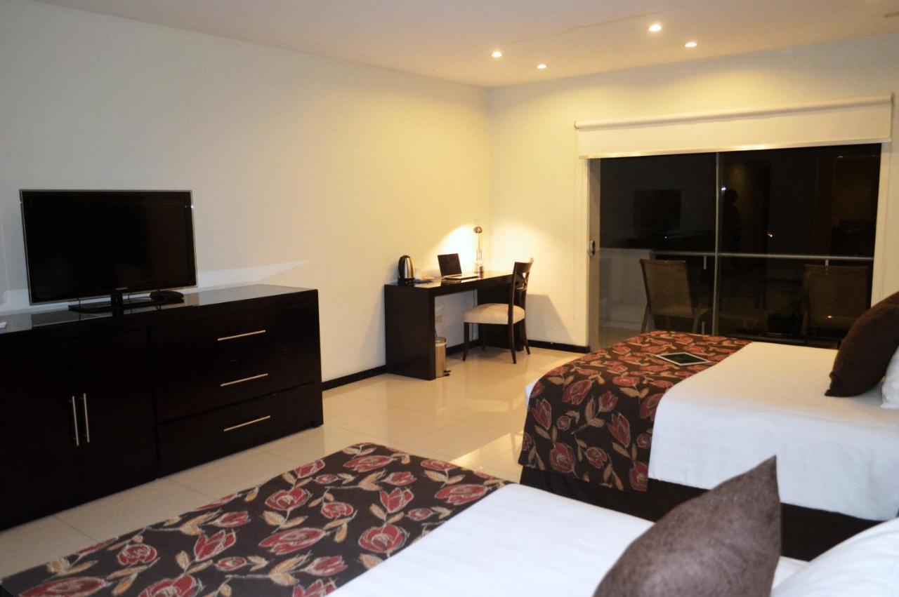 Quarto com 2 Camas de Solteiro e Vista da Piscina