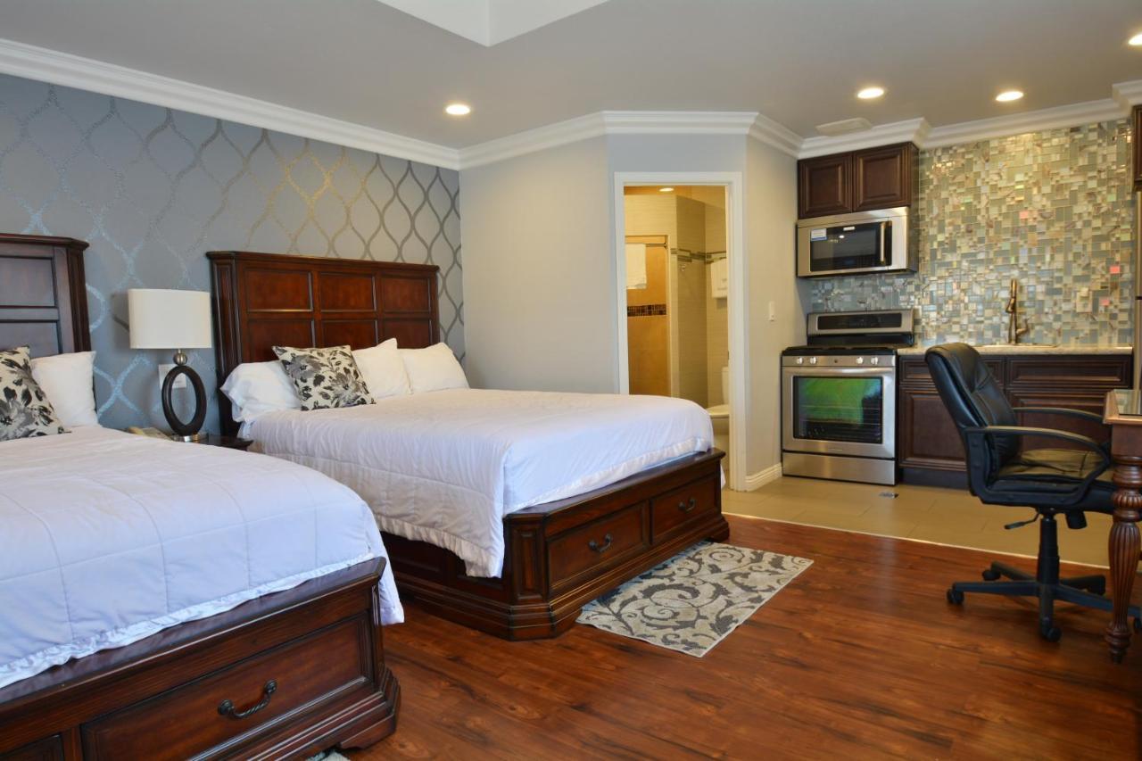 Studio with Full Kitchen and 2 Queen Beds