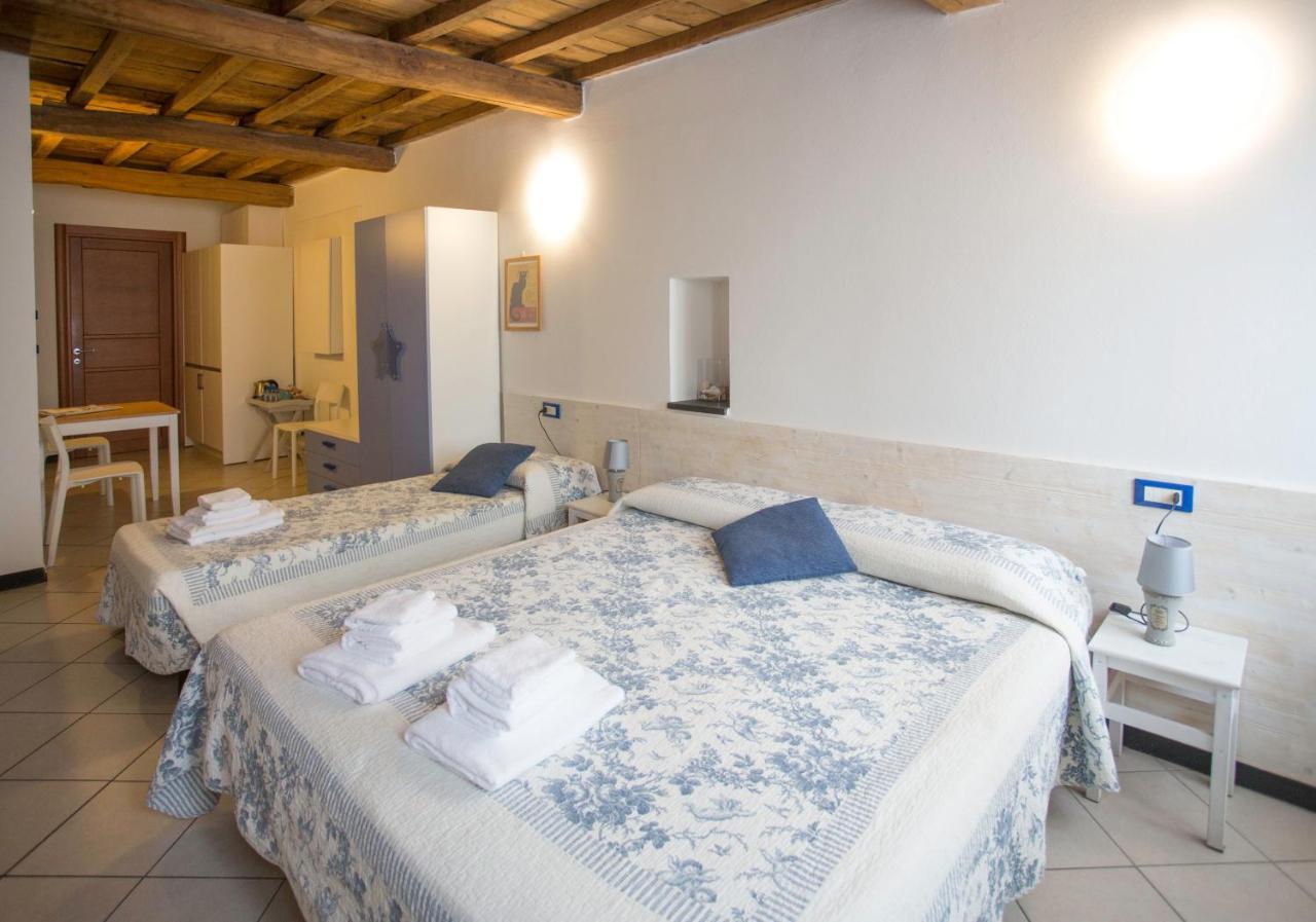 Camera Matrimoniale con Letto Supplementare e Vista Mare