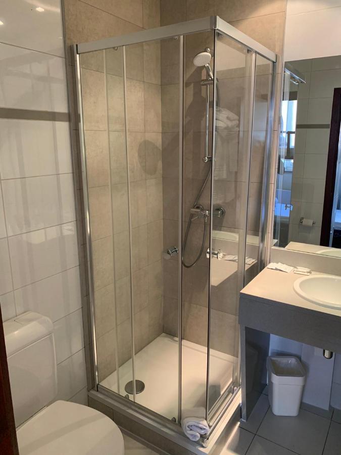 Cama en habitación compartida femenina de 5 camas con baño