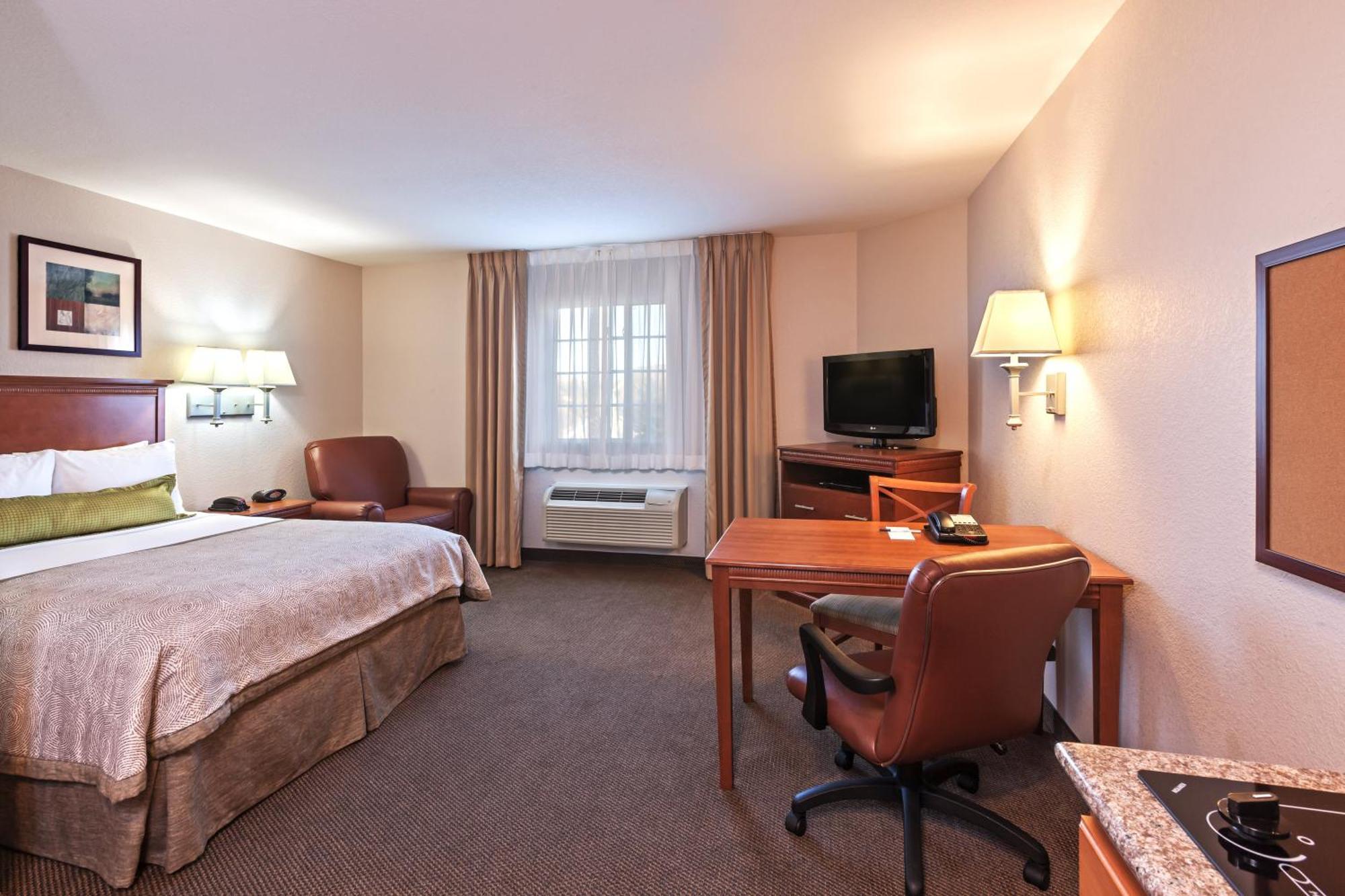 Queen Studio Suite - Mobility Access Tub/Non-Smoking