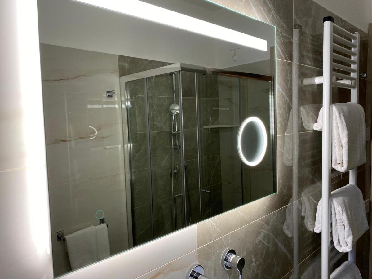 Camera Tripla