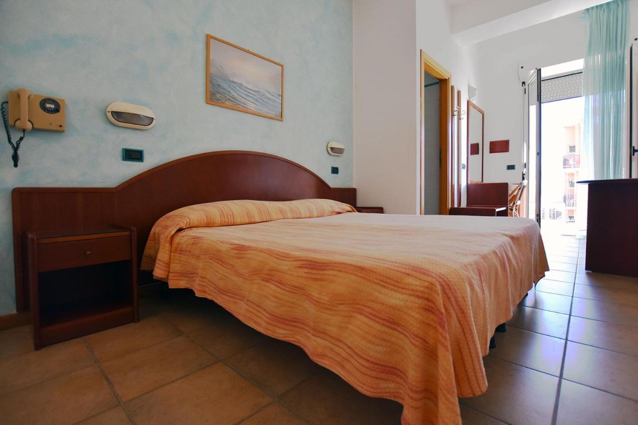 Large Double or Twin Room,989356789:JPEG