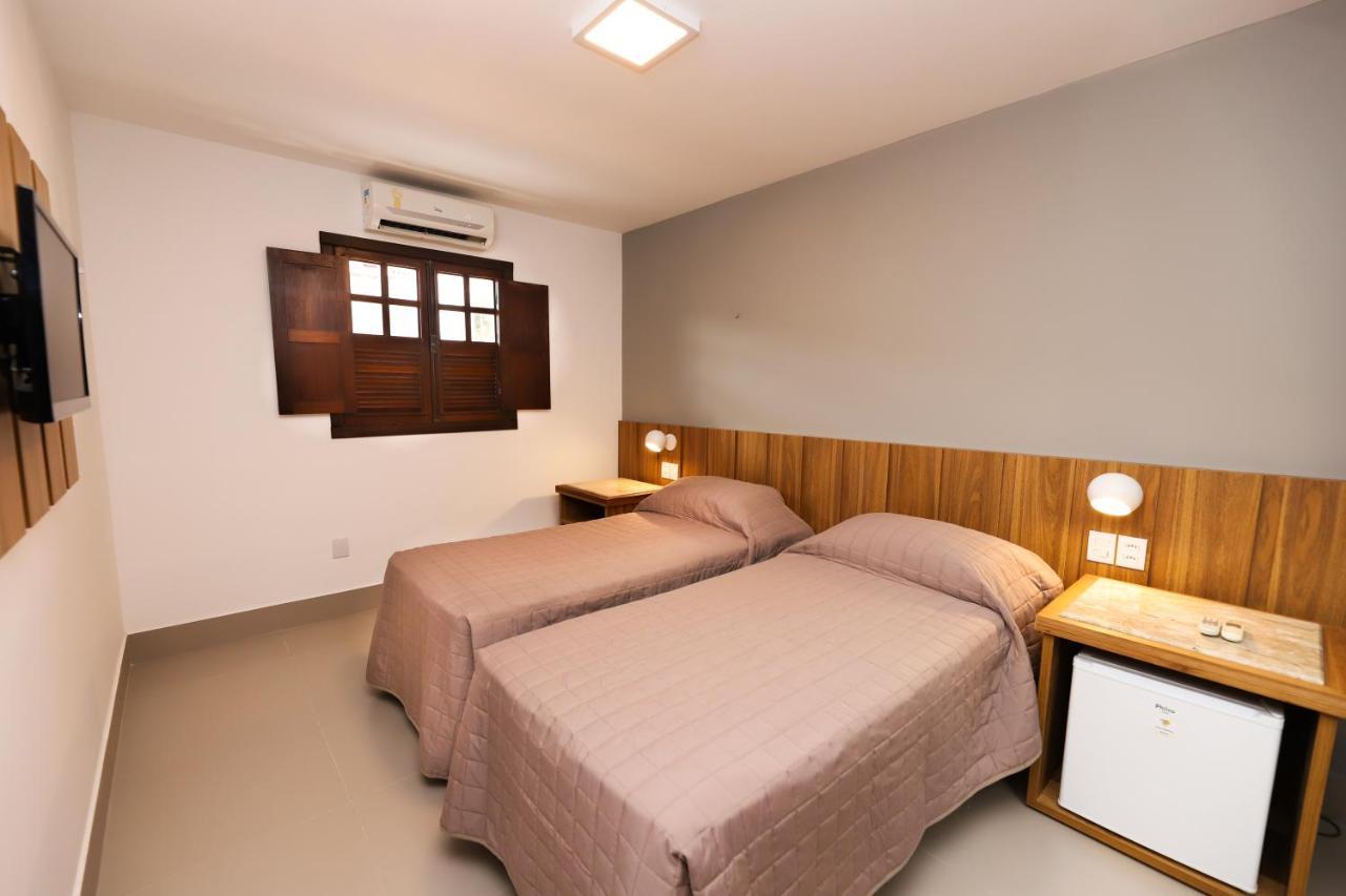 Quarto com 2 Camas de Solteiro e Vista da Piscina