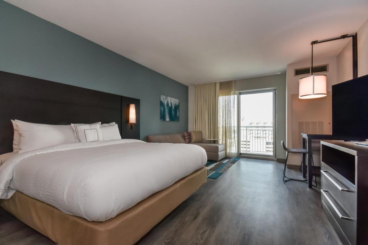 One-Bedroom King Suite with Bunk Beds and Balcony