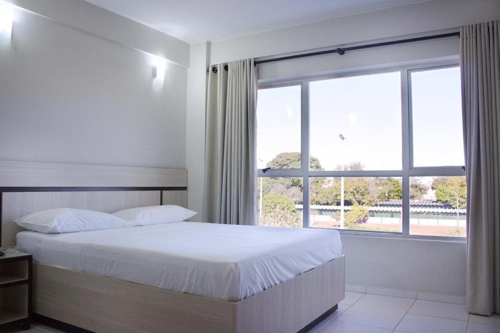 Quarto com Cama King-size e Banheira de Hidromassagem