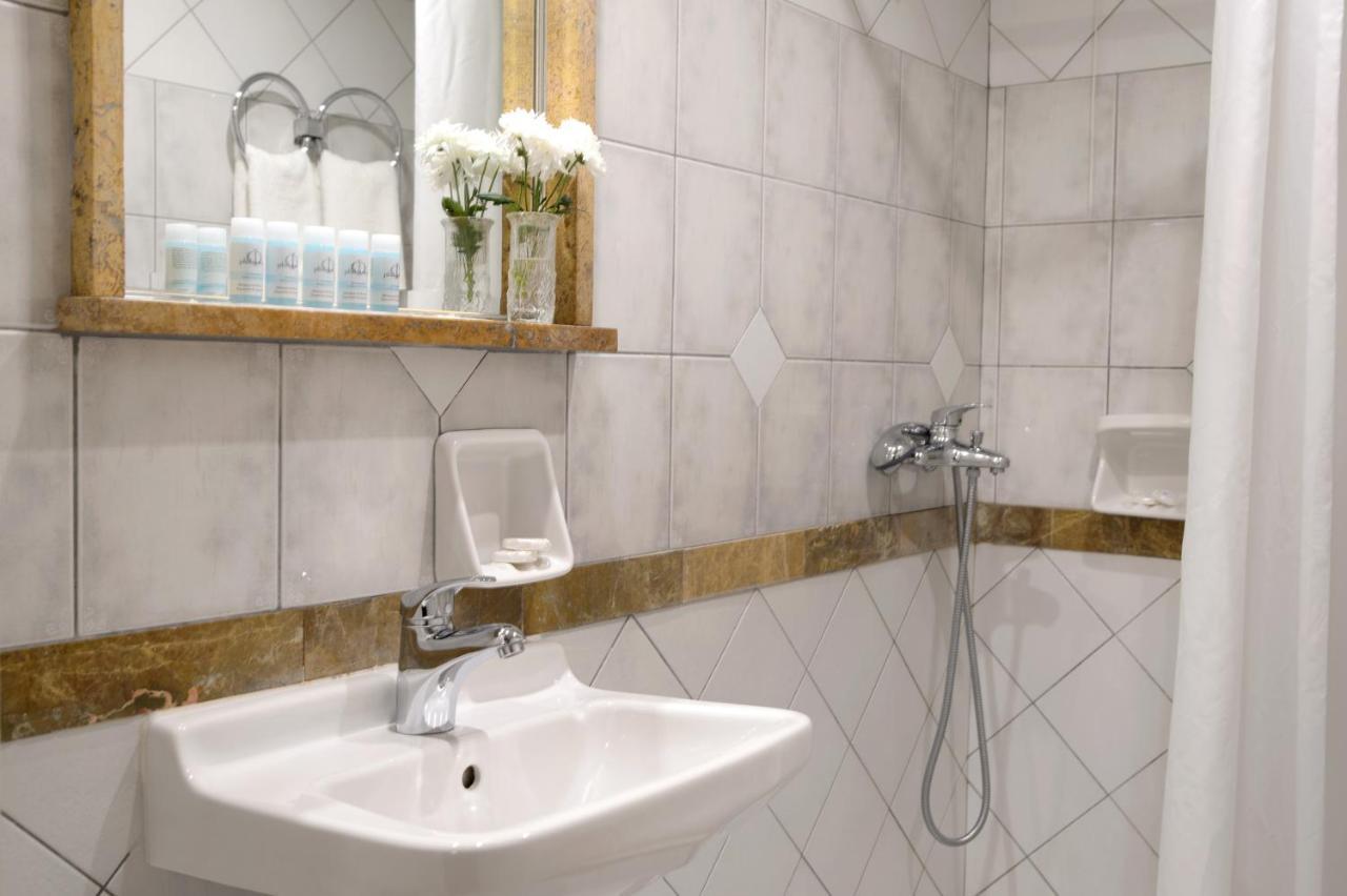 Kamer met tweepersoonsbed en een klein balkon