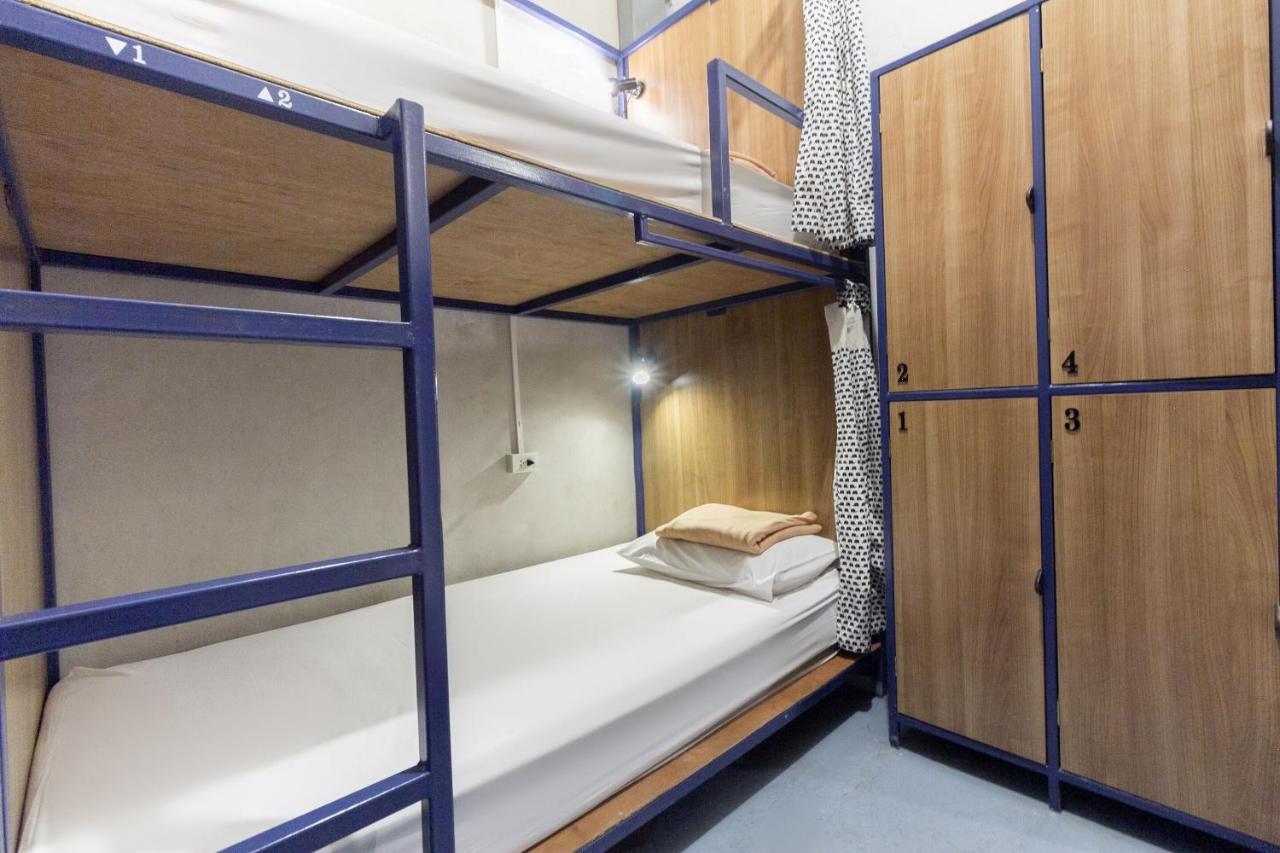 Cama num Dormitório Misto com 4 Camas