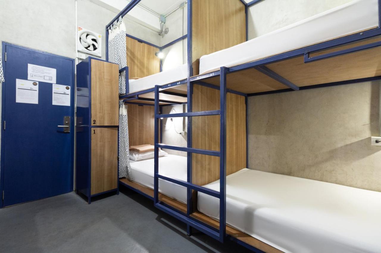 Cama num Dormitório Misto com 8 Camas