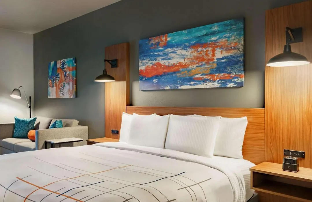 La Quinta Inn & Suites By Wyndham Springfield-1