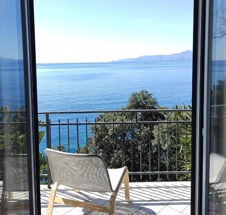 Judia Camere sul mare-1