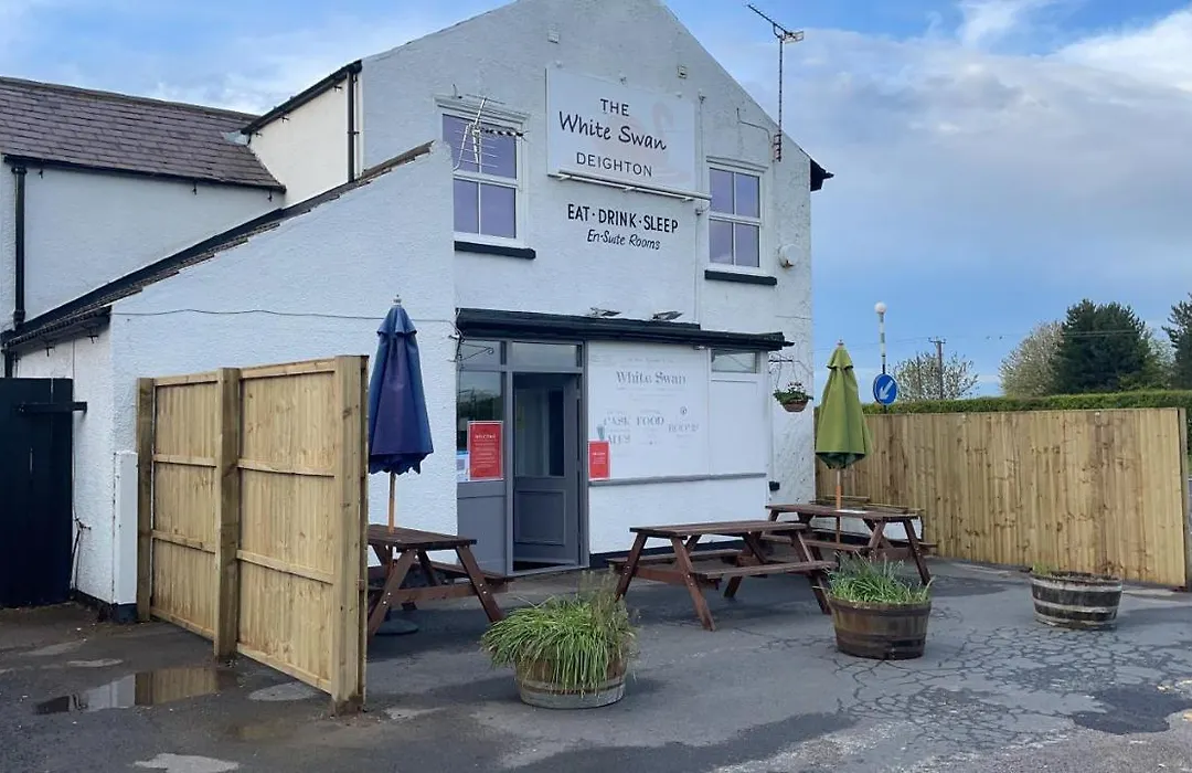 The White Swan Deighton-1
