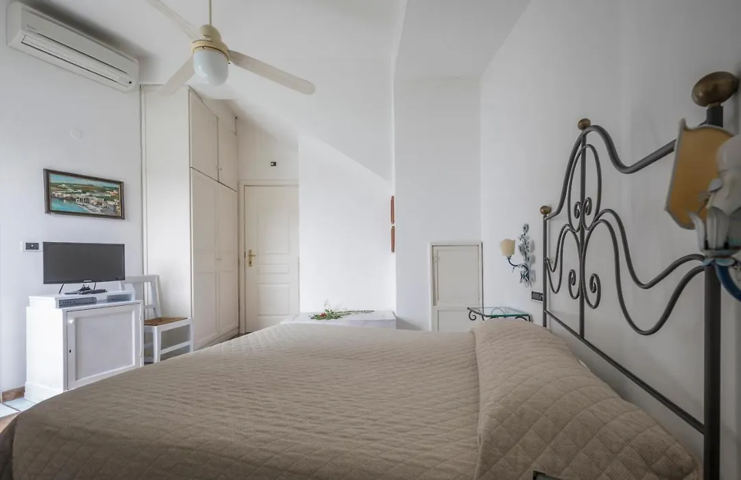 Hotel Gennarino A Mare-1