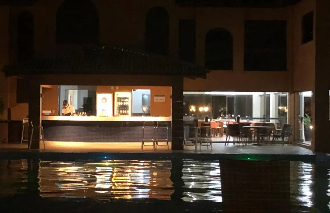 2 Suítes, Guarajuba, piscina frente mar-1
