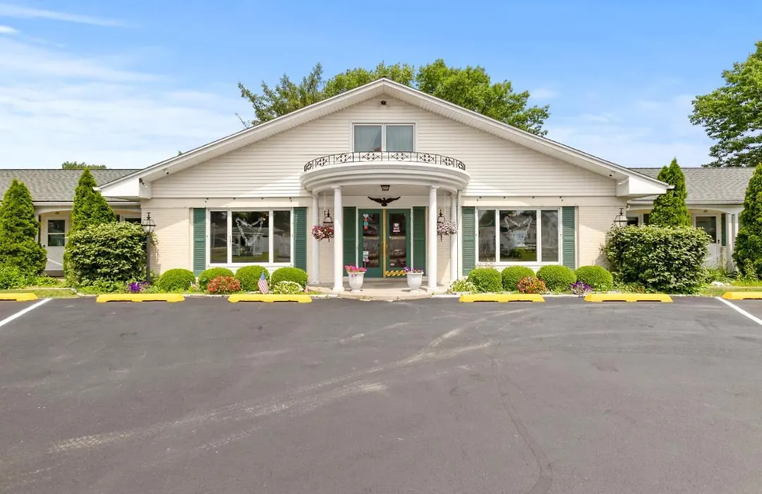 Glass House Inn Erie Near I-90 & I-79-1