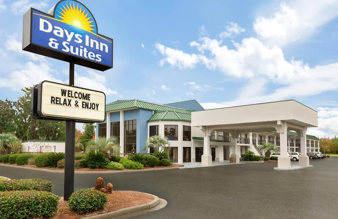 Days Inn & Suites By Wyndham Savannah Midtown-1