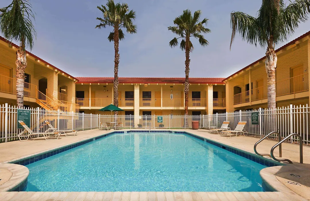 La Quinta Inn By Wyndham Victoria-1