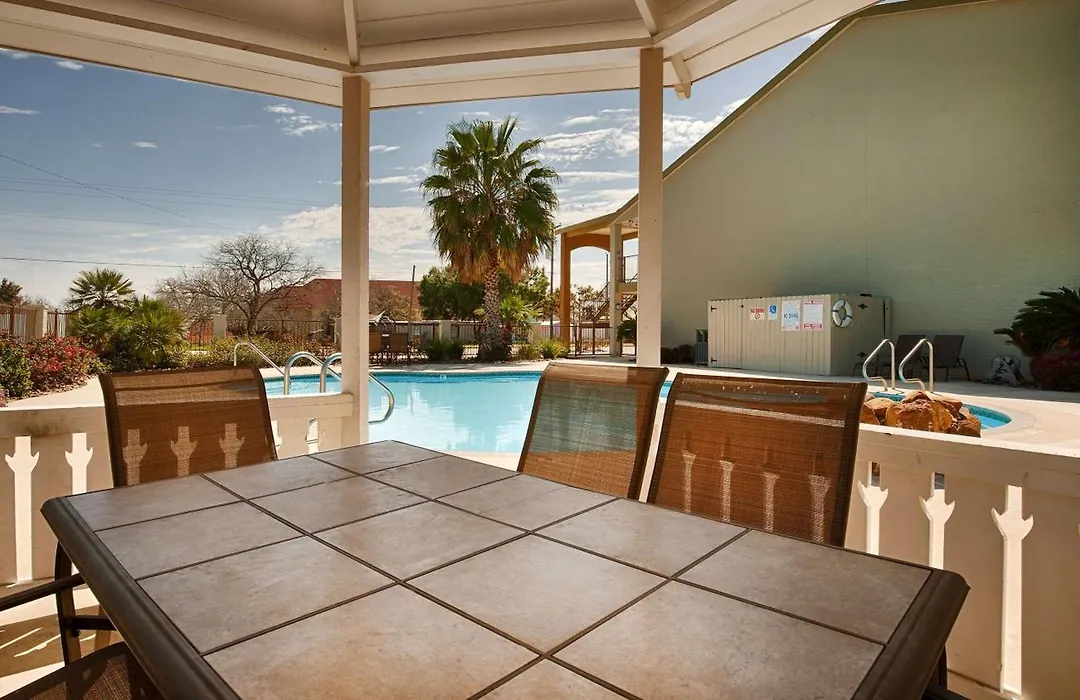 Surestay Hotel By Best Western Floresville-1
