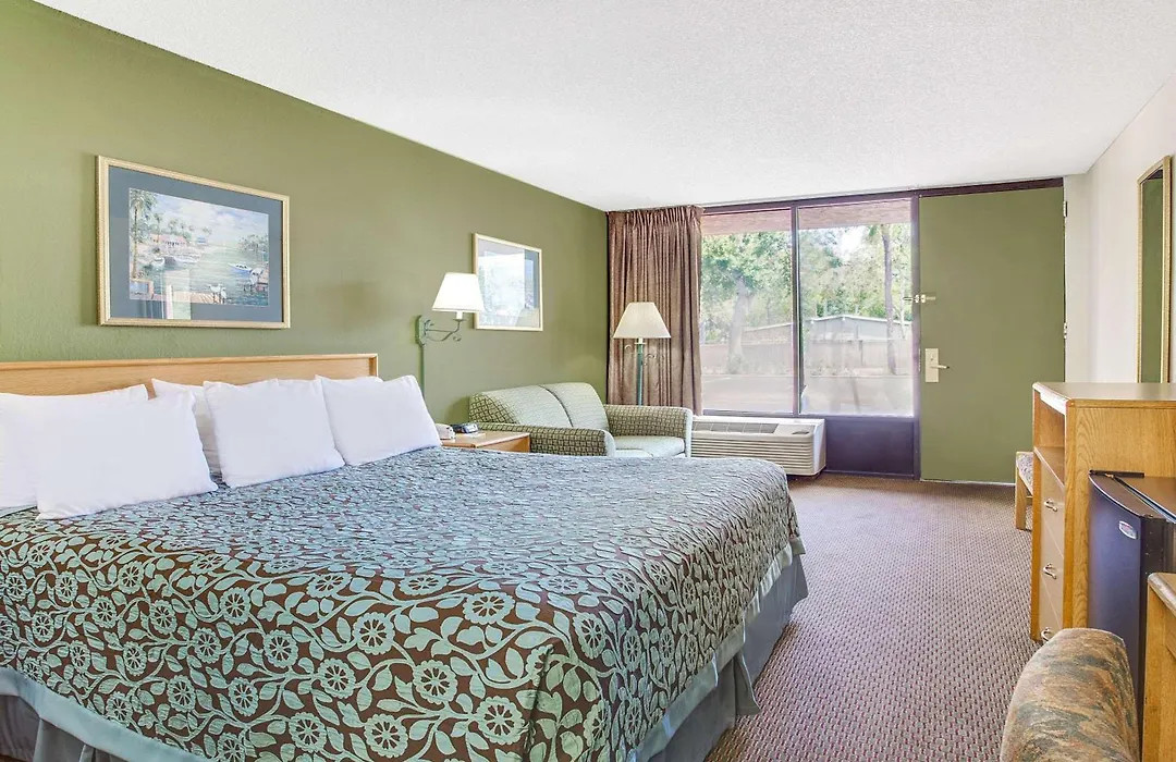 Days Inn By Wyndham Bradenton - Near The Gulf-1