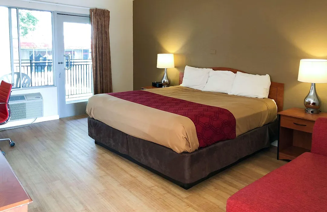 Econo Lodge Inn & Suites Oakland Airport-1