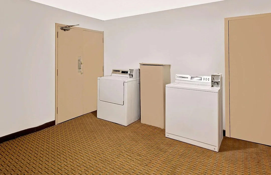 Super 8 By Wyndham Plainview-1