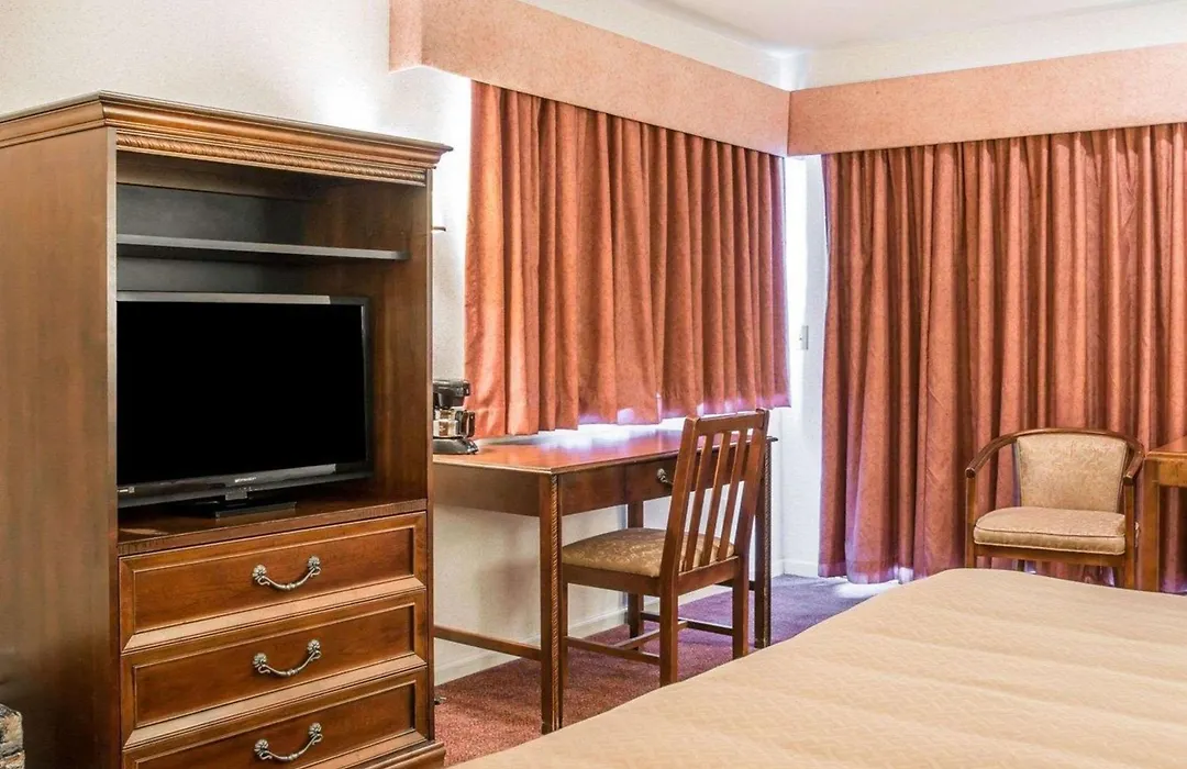 Quality Inn & Suites Mackinaw City Beachfront-1