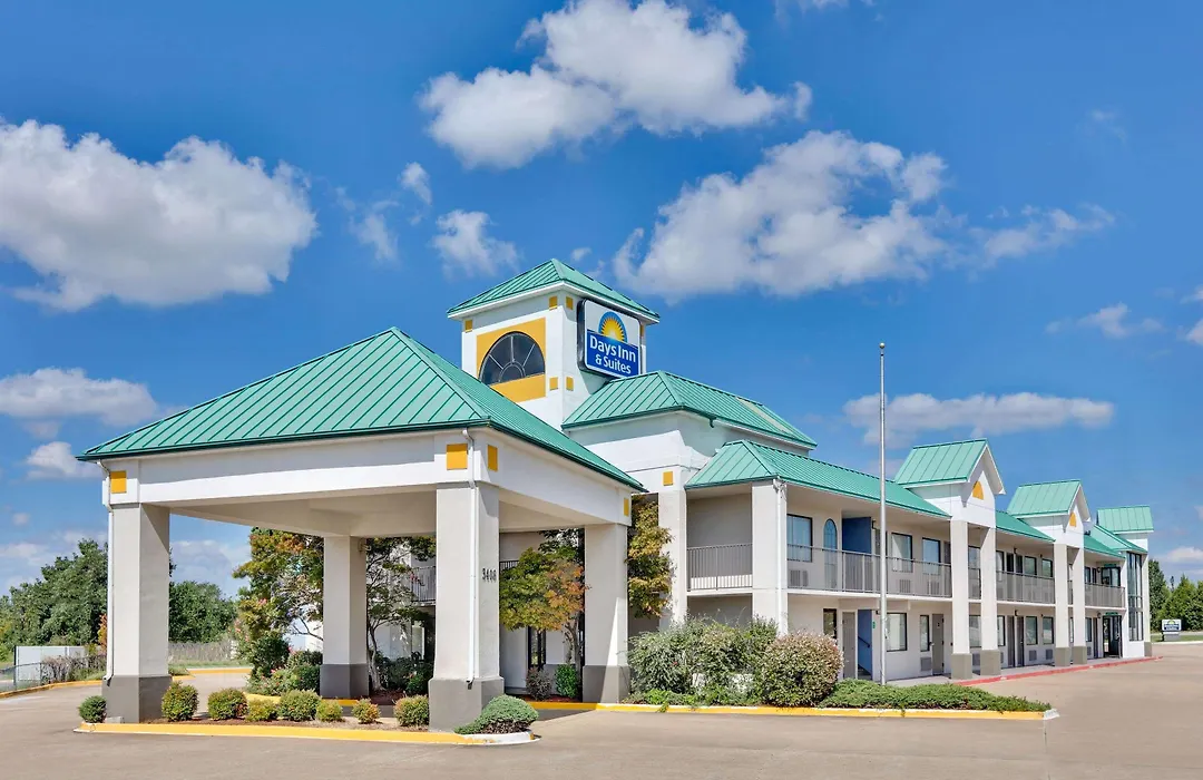 Days Inn & Suites By Wyndham Bentonville-1
