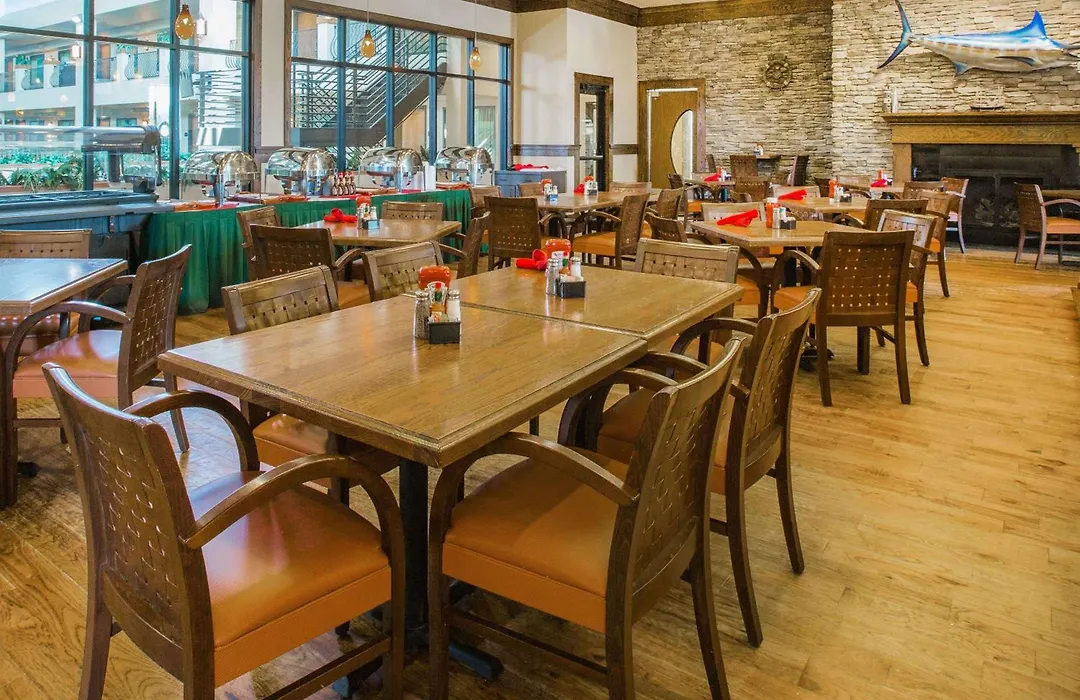 Ramada By Wyndham Des Moines Tropics Resort & Conference Ctr-1