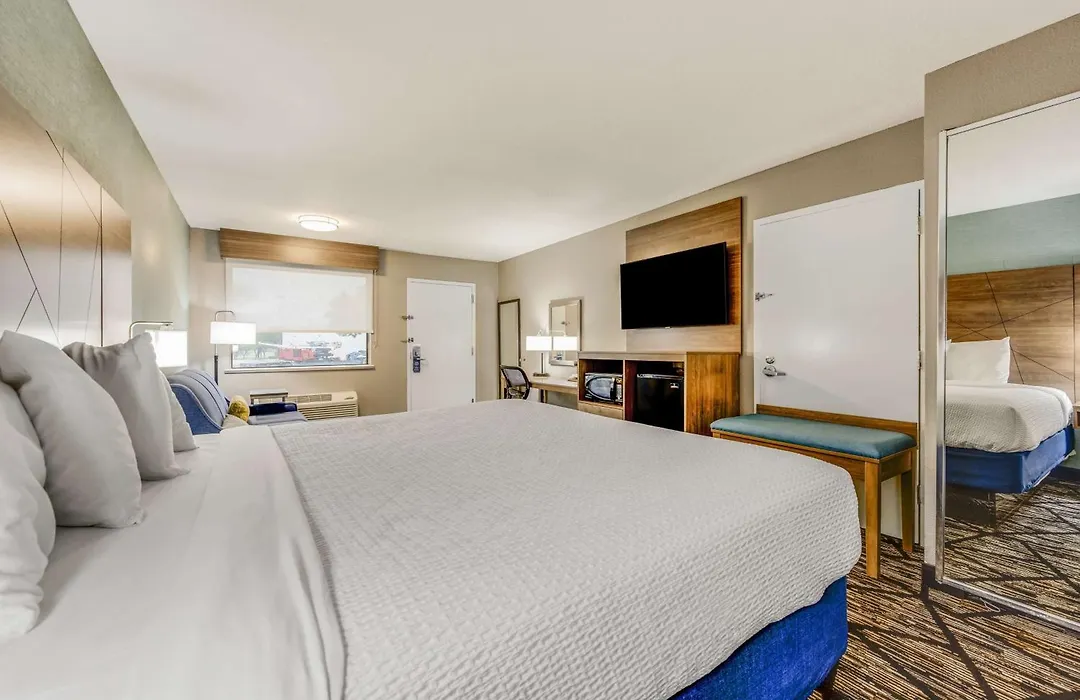 Clarion Pointe-1
