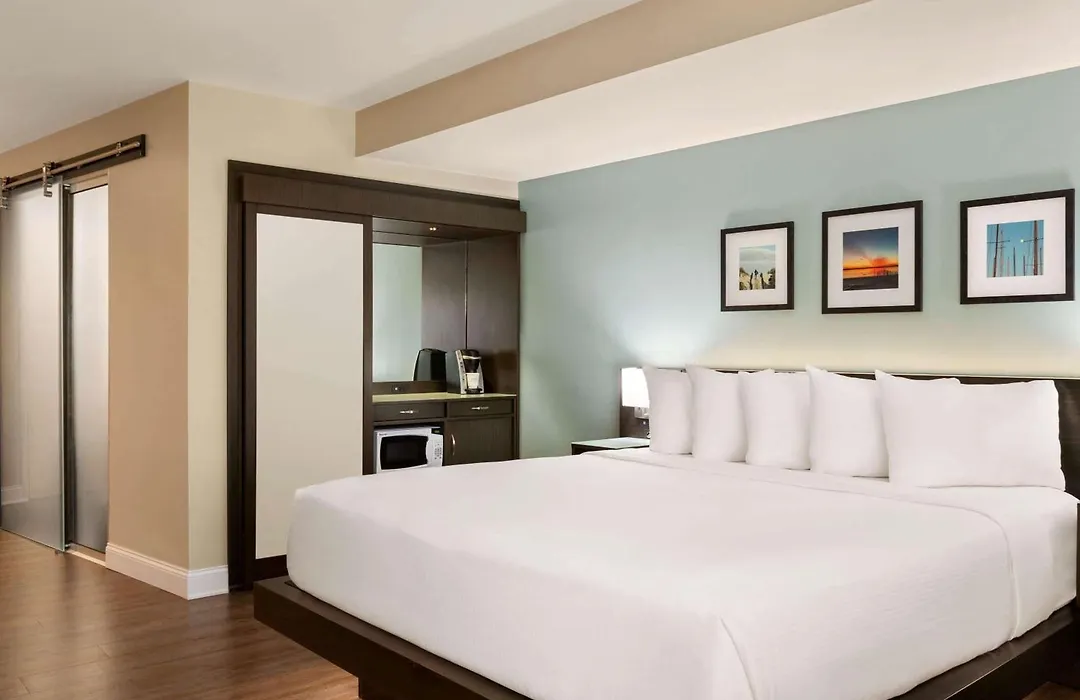 Wyndham Newport Hotel-1