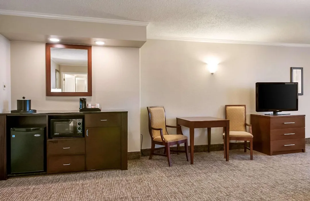 Comfort Inn & Suites At Copeland Tower-1