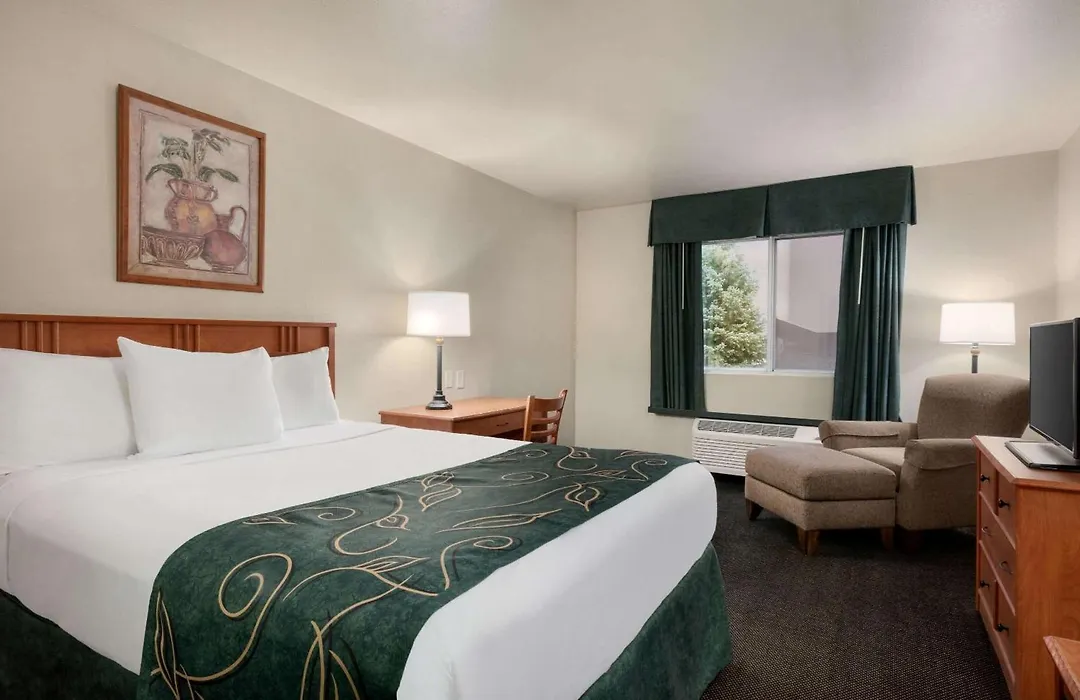 Travelodge By Wyndham Clinton Valley West Court-1