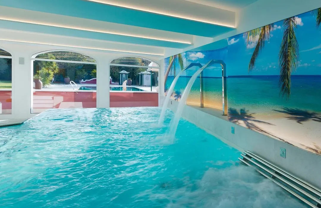 Vip'S Motel Luxury Accommodation & Spa-1